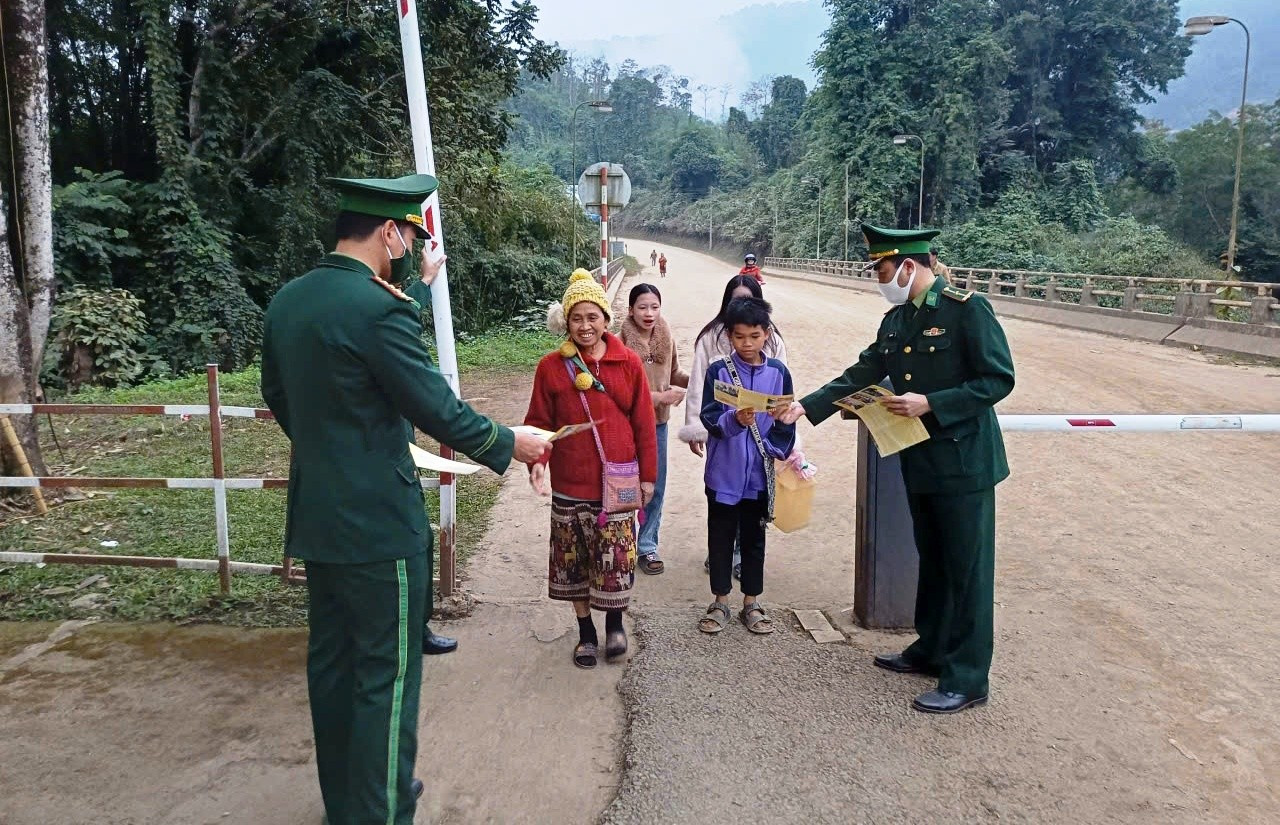 chien-sy-don-bien-phong-cua-khau-quoc-te-na-meo-phat-to-roi-tuyen-truyen-cuoc-bau-cu-cho-nguoi-dan.jpg