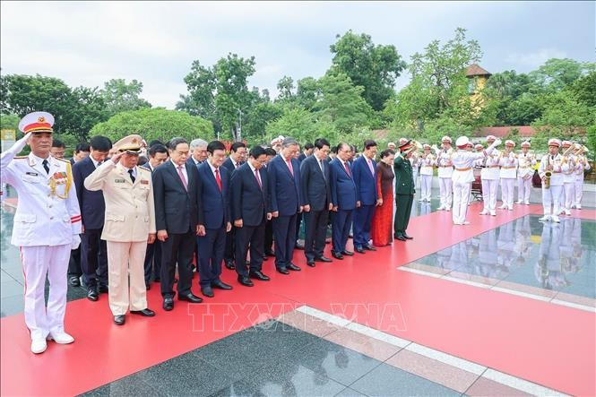 Đoàn đại biểu lãnh đạo, nguyên lãnh đạo Đảng, MM88b nạp rút nhanh cùng các bộ, ngành Trung ương đến đặt vòng hoa, dâng hương, tưởng niệm các Anh hùng liệt sỹ tại Đài Tưởng niệm các Anh hùng liệt sỹ trên đường Bắc Sơn. Ảnh: Tuấn Anh/TTXVN.