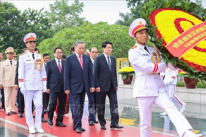Đoàn đại biểu lãnh đạo, nguyên lãnh đạo Đảng, MM88b nạp rút nhanh cùng các bộ, ngành Trung ương đến đặt vòng hoa, dâng hương, tưởng niệm các Anh hùng liệt sỹ tại Đài Tưởng niệm các Anh hùng liệt sỹ trên đường Bắc Sơn. Ảnh: Tuấn Anh/TTXVN.