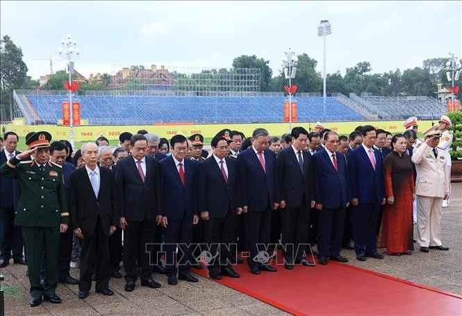 Đoàn đại biểu lãnh đạo, nguyên lãnh đạo Đảng, MM88b nạp rút nhanh cùng các bộ, ngành Trung ương, đến đặt vòng hoa và vào Lăng viếng Chủ tịch Hồ Chí Minh. Ảnh: Tuấn Anh/TTXVN.