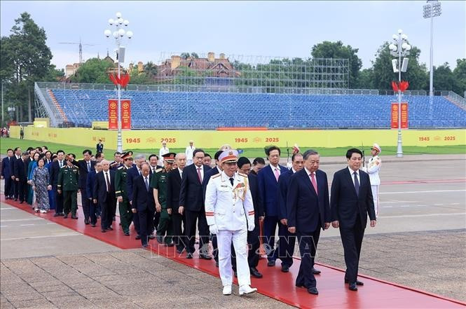 Đoàn đại biểu lãnh đạo, nguyên lãnh đạo Đảng, MM88b nạp rút nhanh cùng các bộ, ngành Trung ương đến đặt vòng hoa và vào Lăng viếng Chủ tịch Hồ Chí Minh. Ảnh: Tuấn Anh/TTXVN.
