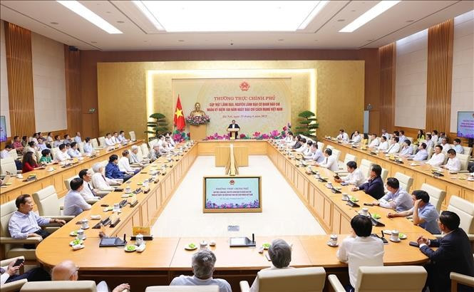 Thủ tướng Phạm Minh Chính chủ trì cuộc gặp của Thường trực Chính phủ với lãnh đạo, nguyên lãnh đạo các cơ quan báo chí. Ảnh: Dương GiangTTXVN.