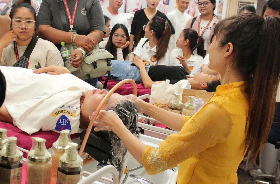 Một buổi học thực hành tại Trường Trung cấp Nguyễn Tất Thành. Một buổi học thực hành tại Trường Trung cấp Nguyễn Tất Thành.