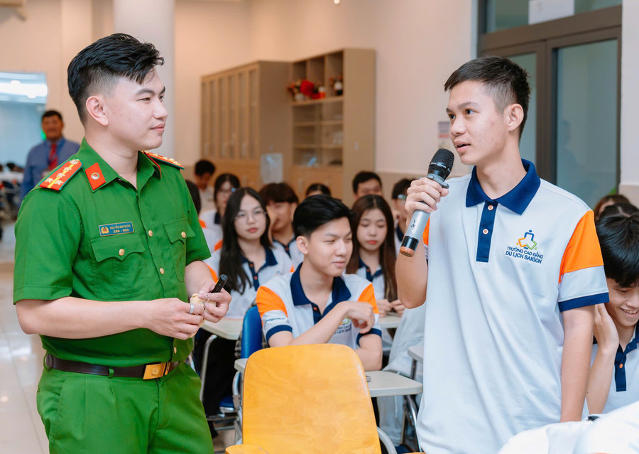 Đại úy Nguyễn Anh Quân - Phòng Cảnh sát Hình sự 88MM88 kèo WC hôm nay TPHCM tuyên truyền tại Trường CĐ Du lịch Sài Gòn.
