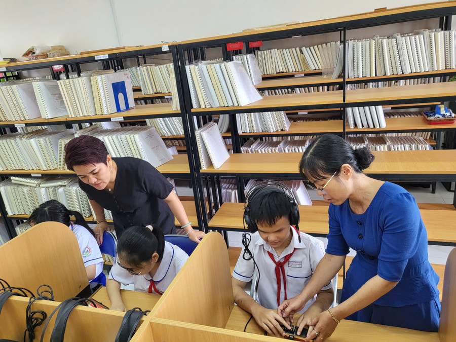Bà Nguyễn Thị Thanh Huệ, Hiệu trưởng Trường PTĐB Nguyễn Đình Chiểu cùng Trung Tâm Đăng Nhập MM88 Chính Thức Mới đang hướng dẫn cho MM886 slot game, bắn cá, lô đề, đá gà. z7121867836392-4a50a7845dac0699bb07377a425a739f.jpg