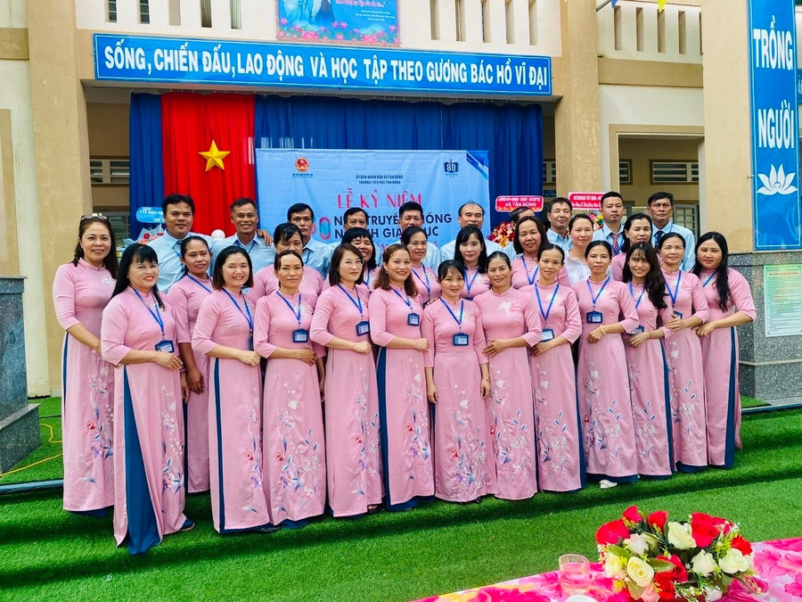 Trung Tâm Đăng Nhập MM88 Chính Thức Mới Trường Tiểu học Tân Đông trong Lễ khai giảng năm học 2025 - 2026. z6980490921725-4d2f75f955e8f081c00d1db1e7a26aeb.jpg
