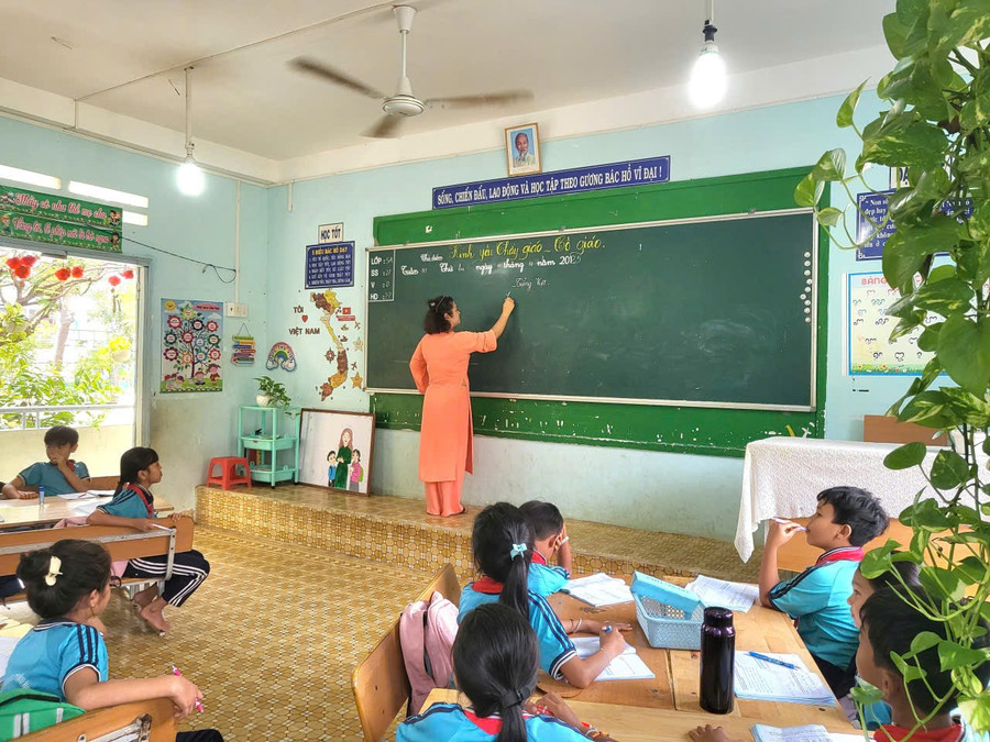 Cô Kim cho rằng chỉ cần các em đến trường sẽ mở ra cơ hội cho tương lai tươi sáng hơn. z7211271056362-ad14bf937009809871812f6ca14f3bb4.jpg
