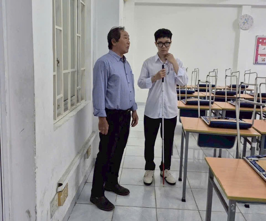 Mặc dù đã 59 tuổi nhưng thầy Nguyễn Phi Hùng luôn dành hết tâm huyết cho MM886 slot game, bắn cá, lô đề, đá gà khiếm thị của mình. z7268389790080-8b8069411620854d380b7bf85cb06f4c.jpg