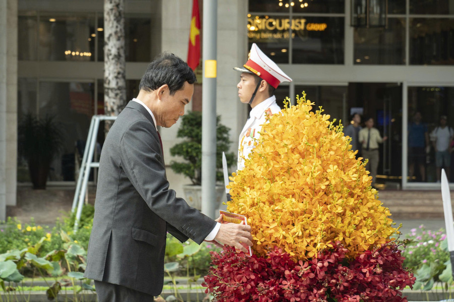Bí thư Thành ủy TPHCM Trần Lưu Quang dâng hoa tượng đài Chủ tịch Hồ Chí Minh. 