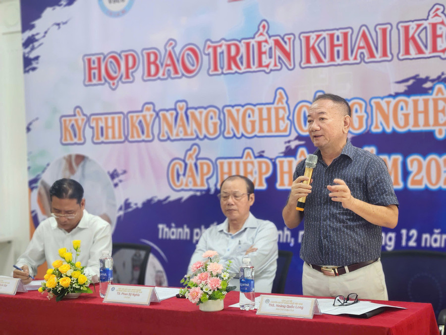 ông Hoàng Quốc Long – Hiệu trưởng Trường Trung cấp Nguyễn Tất Thành. z7296046428663-f08aa9b09e6f0435c28b3f16a34fc656.jpg