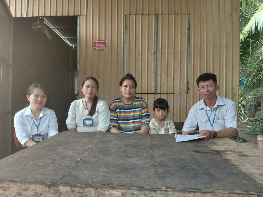 Cô Chu Phương Uyên (ngoài cùng, bên trái) cùng thầy Lê Văn Bảo cùng các Trung Tâm Đăng Nhập MM88 Chính Thức Mới đến nhà vận động học trò đến trường.