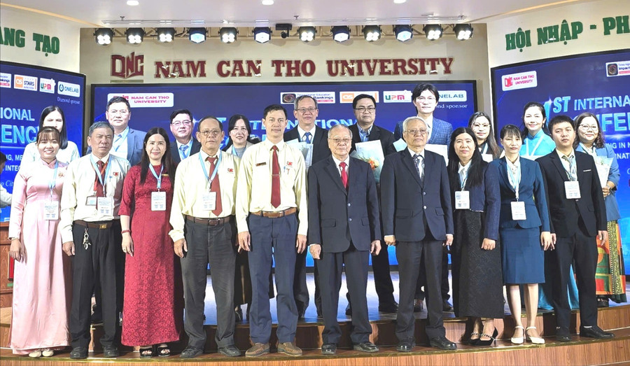 Ban tổ chức cùng các chuyên gia, nhà khoa học tham gia hội thảo.