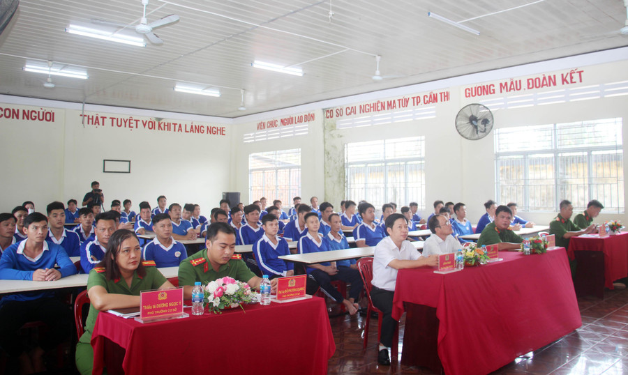 Lớp học giúp trang bị kiến thức đọc, viết, tính toán, đồng thời nâng cao nhận thức, sự tự tin cho học viên, tạo hành trang quan trọng cho cuộc sống sau này. z7233541112723-c7d67fc15b6d5fed396fa4790db85aa5.jpg