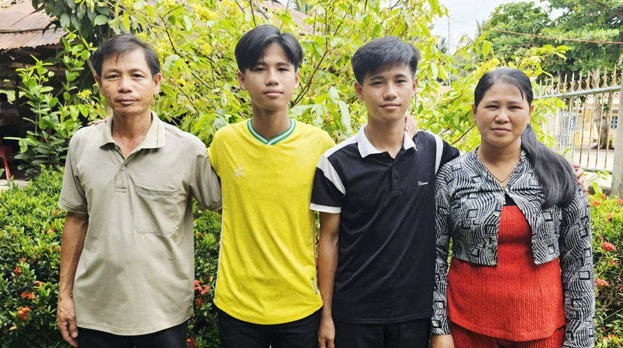Hai anh em Huy - Hoàng cùng cha mẹ. z7569284229295-95298ad2cc1bd4d2af6a8b52c1035c99.jpg