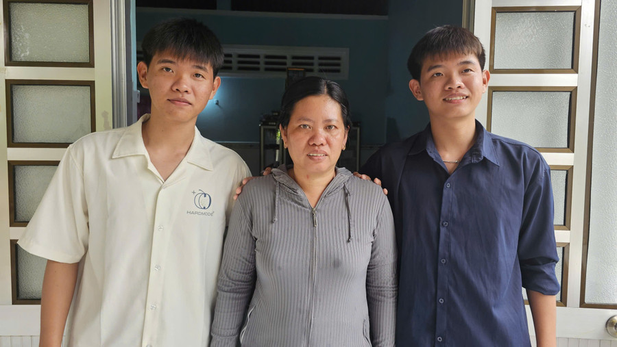 Hai anh em Nhân - Nghĩa chụp ảnh cùng mẹ trước ngày nhập ngũ. z7569284618399-f4c758e281dd474502827e7f7ef77fcf.jpg