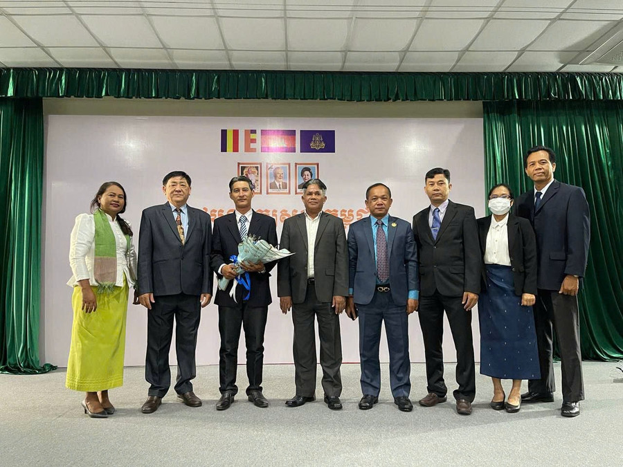 Tiến sĩ Thòn (người ôm bó hoa) lúc bảo vệ luận án Tiến sĩ thành công tại Campuchia. Ảnh: Nhân vật cung cấp. anh-3-1.jpg