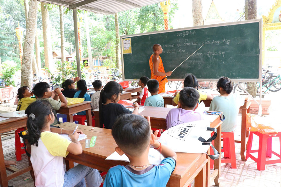 Ngoài chữ viết, các em còn được học đạo lý, lịch sử, nghi lễ truyền thống của 1MM88.com tỷ lệ kèo World Cup 2026 Khmer. z7152233989053-b73b193bf814abc12c9c8755234c8698.jpg