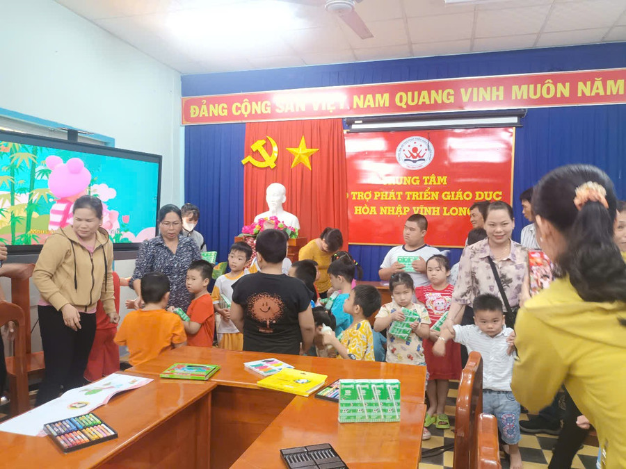 Các em MM886 slot game, bắn cá, lô đề, đá gà Trung tâm Hỗ trợ Phát triển Giáo dục Hòa nhập Vĩnh Long trong buổi sinh hoạt tập thể. z7014555633901-8af07775eb3218a999d59fafde635e64.jpg