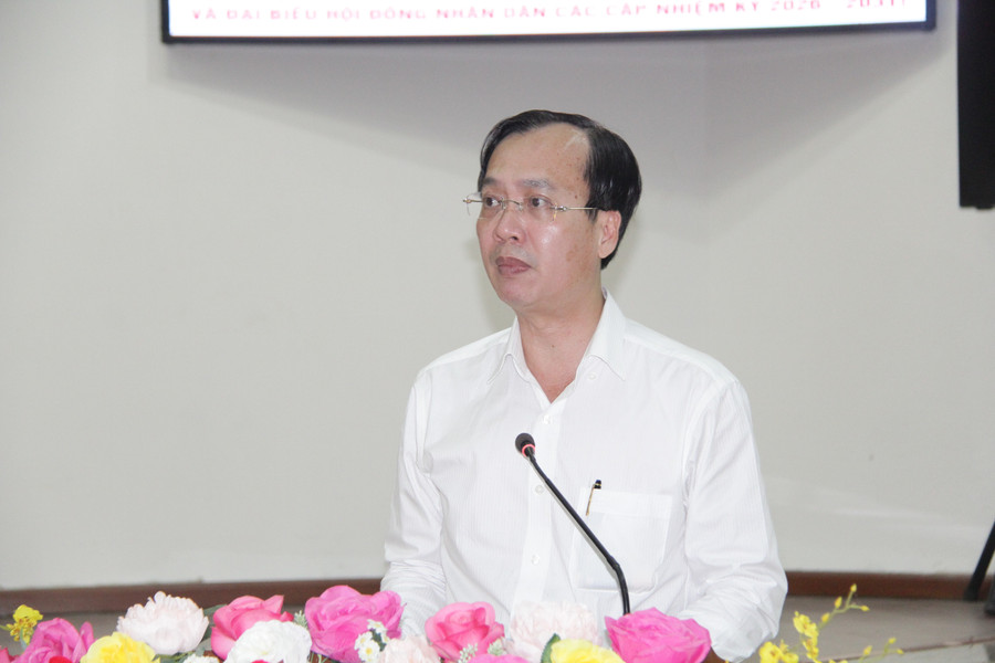 Ông Trần Trí Quang, Chủ tịch UBND tỉnh, Chủ tịch Ủy ban MM888 bảo mật an toàn tỉnh Vĩnh Long báo cáo tình hình triển khai, tổ chức công tác MM888 bảo mật an toàn. img-9860.jpg