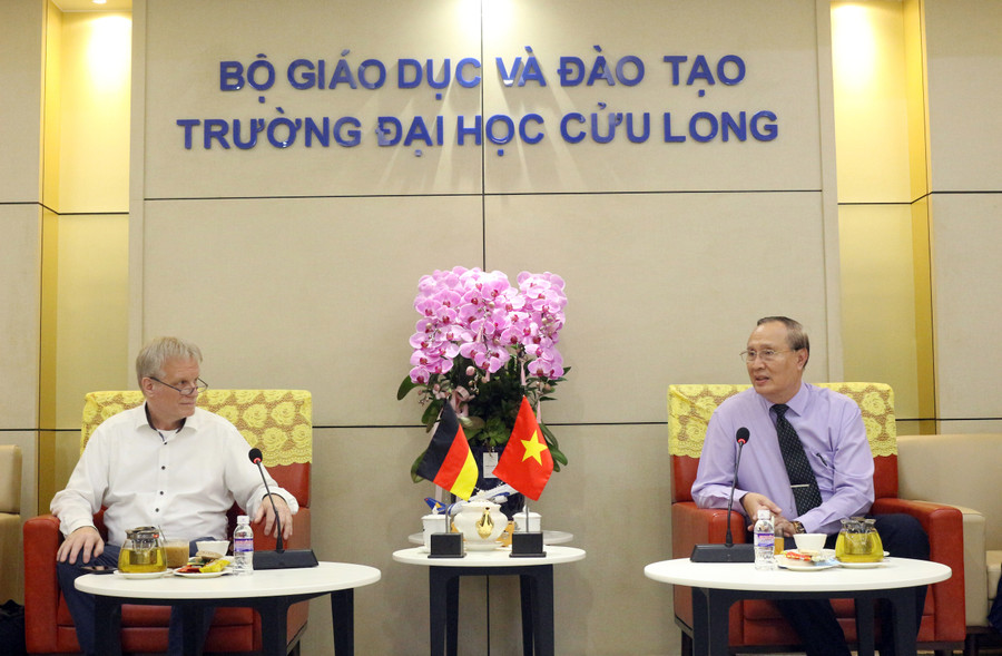 Lãnh đạo Trường ĐH Cửu Long và đối tác CHLB Đức trao đổi tại buổi làm việc.