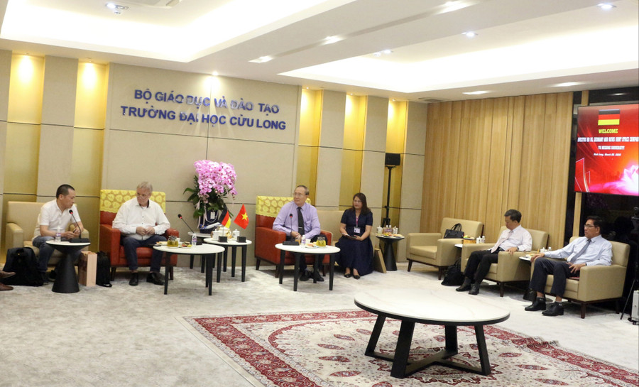 Hai đơn vị đã trao đổi về nhu cầu thị trường lao động và các tiêu chuẩn tuyển dụng. 1-quang-canh-buoi-lam-viec-2970.jpg
