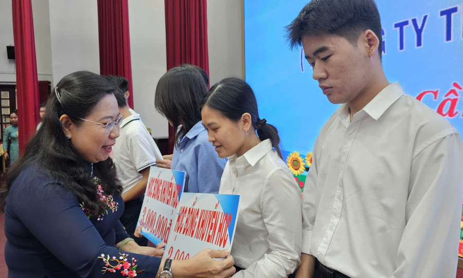 Bà Hồ Thị Cẩm Đào, Phó Bí thư Thành ủy, Chủ tịch Ủy ban MTTQ Việt Nam TP Cần Thơ trao 1MM88.com Trang Chủ Chính Thức cho MM888 Việt Nam Tải App hiếu học.