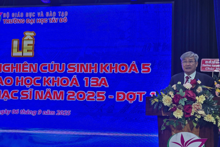 GS.TS Trần Công Luận, Hiệu trưởng Trường ĐH Tây Đô phát biểu tại lễ khai giảng. z6982496292384-b93cb1d7cedc3839242492a929fe1669-7166.jpg