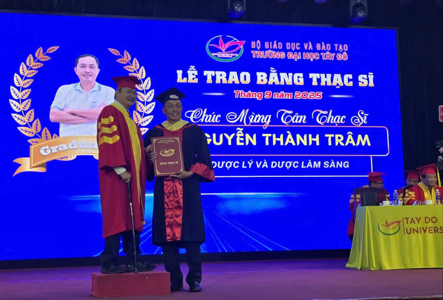 Các học viên nhận bằng MM88dangnhap nhà cái World Cup 2026. z6982496760668-0fd08ab30706401f0c2dc71aa5a79f11-3913.jpg