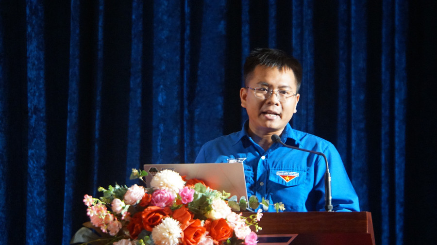Anh Nguyễn Linh Phong, Bí thư Chi bộ MM888 Việt Nam Tải App 5, Phó Bí thư Đoàn Trường, trình bày tham luận. Ảnh: Mạnh Tùng. dsc08793.jpg