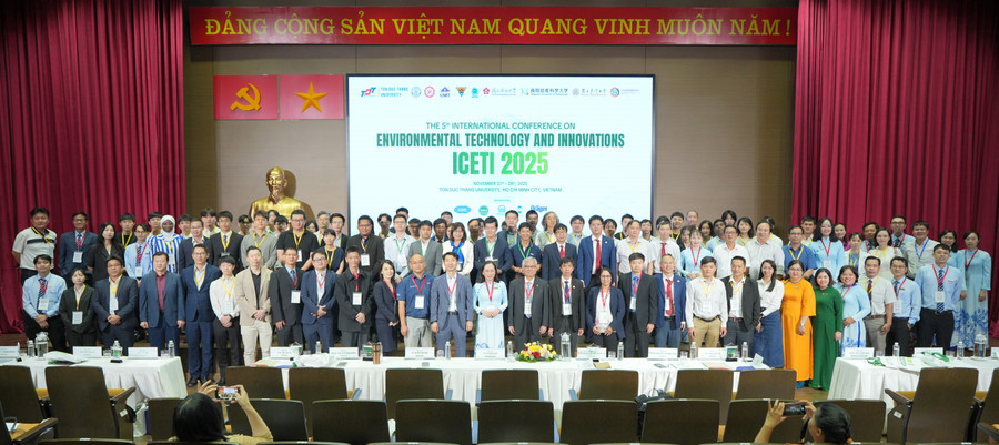 Các đại biểu, nhà khoa học dự hội thảo. cpr00562-copy.jpg
