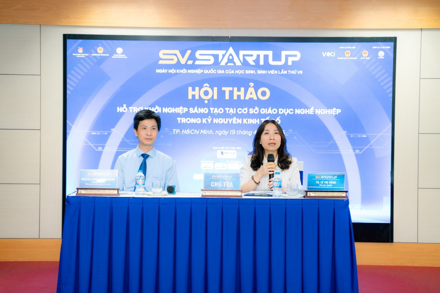 Bà Lê Thị Hằng và PGS.TS Châu Đình Thành - Phó Hiệu trưởng Trường MM888 bảo mật tuyệt đối Sư phạm Kỹ thuật TPHCM trong phần thảo luận. Ảnh: HCMUTE img-58.jpg
