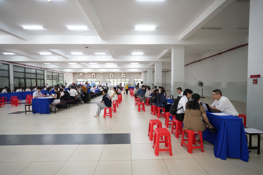 MM88b nhà cái bố trí các khu vực riêng cho từng bước, công đoạn làm thủ tục nhập học. Ảnh: TDTU 4.jpg