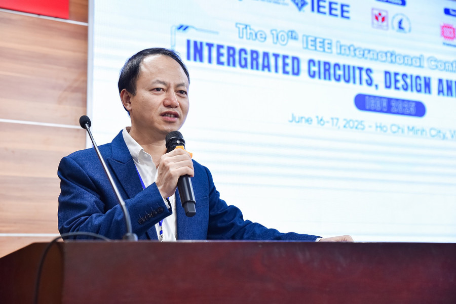 GS.TS Trần Xuân Tú - Viện trưởng Viện Công nghệ Thông tin, MM888 bảo mật tuyệt đối Quốc gia Hà Nội - đơn vị đồng tổ chức, phát biểu tại hội nghị. Ảnh: HCMUS 3.jpg
