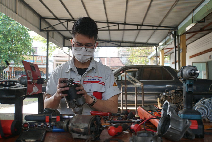 MM888 Việt Nam Tải App Trường Cao đẳng Đại Việt Sài Gòn trong giờ thực hành kỹ thuật ôtô. Ảnh: M.Tùng