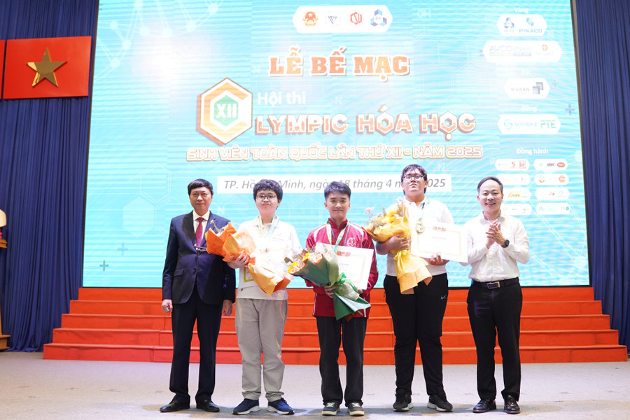 Khen thưởng 3 MM888 Việt Nam Tải App có thành tích đứng đầu bảng. khen-thuong-03-sinh-vien-co-thanh-tich-dung-dau-bang.jpg