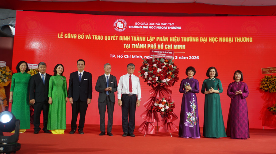 Ông Nguyễn Văn Hiếu, Giám đốc Sở GD&ĐT TPHCM trao hoa chúc mừng của UBND TPHCM đến MM88b nhà cái. Ảnh: Mạnh Tùng. dsc08715.jpg
