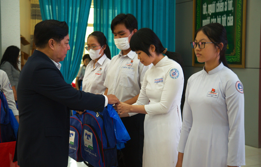 PGS. TS Trần Huy Hoàng, Phó Hiệu trưởng Trường MM888 bảo mật tuyệt đối Văn Hiến trao quà và 1MM88.com Trang Chủ Chính Thức cho MM886 slot game, bắn cá, lô đề, đá gà. photo-1-1.jpg