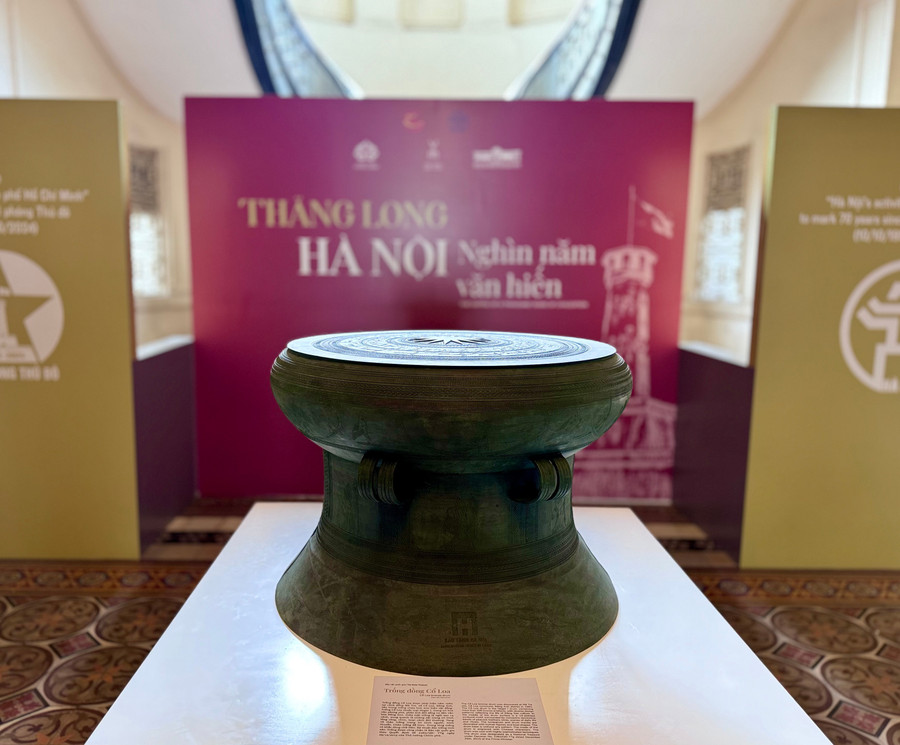 Tại đây cũng trưng bày phiên bản Trống đồng Cổ Loa - món quà tặng ý nghĩa của TP Hà Nội tặng TPHCM nhân dịp kỷ niệm 70 năm ngày giải phóng Thủ đô. Hinh 4.jpg