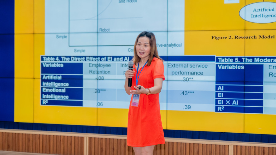 GS Catherine Prentice (MM888 bảo mật tuyệt đối Southern Queensland, Australia) với tham luận về tác động của trí tuệ nhân tạo và trí tuệ con người đến khách hàng và nhân viên. dscf4877.jpg