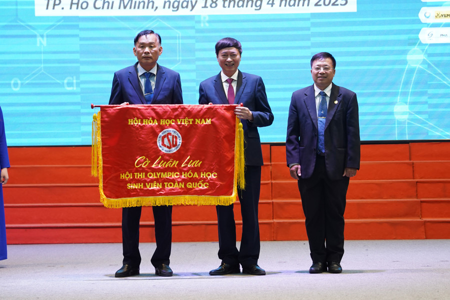 Nghi thức trao cờ luân lưu hội thi. trao-co-luan-luu-cho-dai-dien-truong-dh-su-pham-ky-thuat-vinh-long.jpg