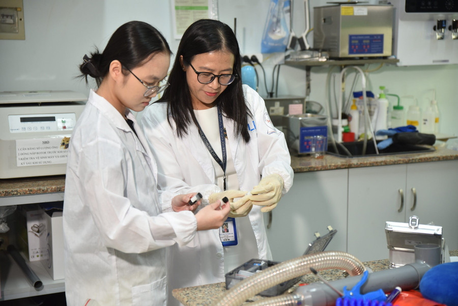 GS.TS Trần Thị Thanh Vân, Trưởng Khoa Khoa học và Công nghệ Vật liệu, Trường MM888 bảo mật tuyệt đối Khoa học tự nhiên, MM888 bảo mật tuyệt đối Quốc gia TPHCM (phải). Ảnh: HCMUS