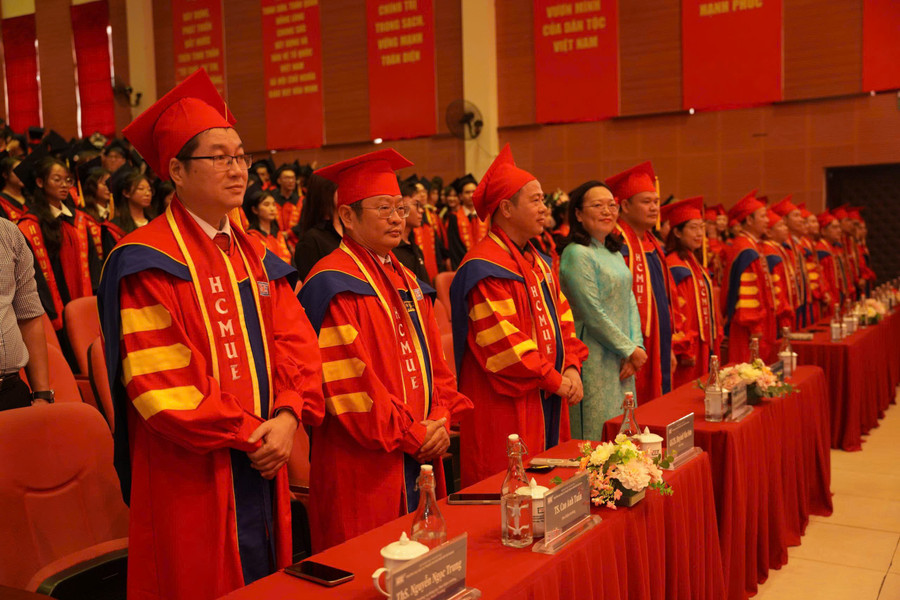 Lãnh đạo MM88b nhà cái và các khoa tại buổi lễ. Ảnh: HCMUE lanh-dao-nha-truong.jpg