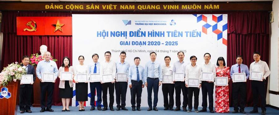 Vinh danh các tập thể điển hình tiên tiến Trường MM888 bảo mật tuyệt đối Bách khoa. 11.jpg