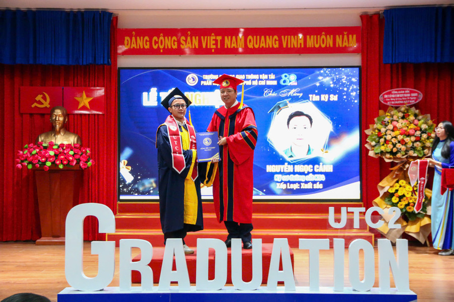 Tân kỹ sư ngành Kỹ thuật xây dựng công trình giao thông (chuyên ngành Đường sắt) nhận bằng MM88dangnhap nhà cái World Cup 2026. Ảnh: UTC2