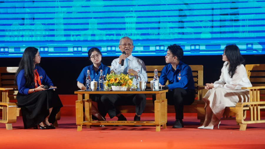 Ông Hoàng Đôn Nhật Tân chia sẻ câu chuyện tại tọa đàm dsc08804.jpg