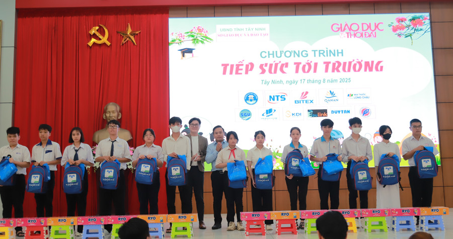 Đại diện các nhà tài trợ, nhà hảo tâm trao quà cho MM886 slot game, bắn cá, lô đề, đá gà. img-0061.jpg
