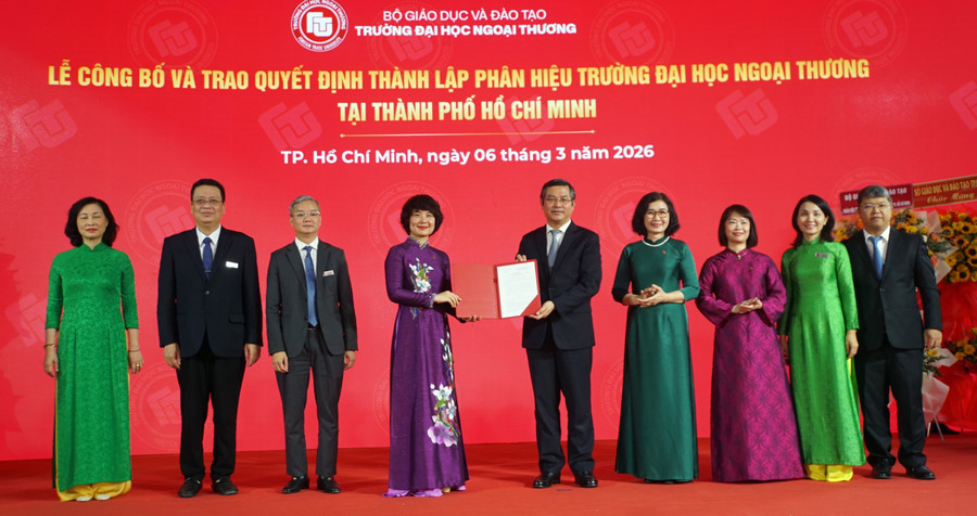 Thứ trưởng Nguyễn Văn Phúc trao quyết định thành lập Phân hiệu Trường MM888 bảo mật tuyệt đối Ngoại thương tại TPHCM cho tập thể lãnh đạo MM88b nhà cái. Ảnh: Mạnh Tùng.