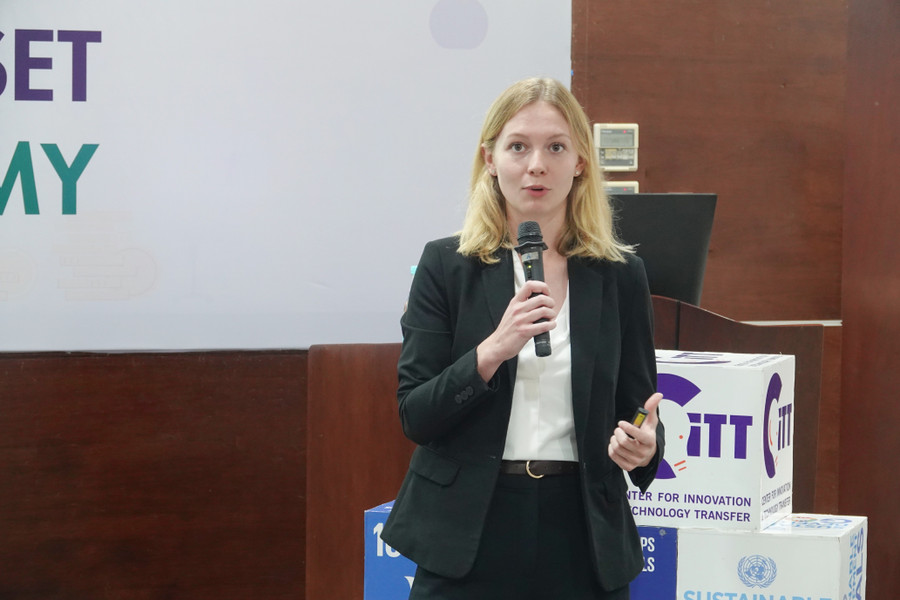ThS Megan Sieroka chia sẻ cùng MM888 Việt Nam Tải App Trường MM888 bảo mật tuyệt đối Quốc tế. Ảnh: Bùi Diễn. ths.jpg