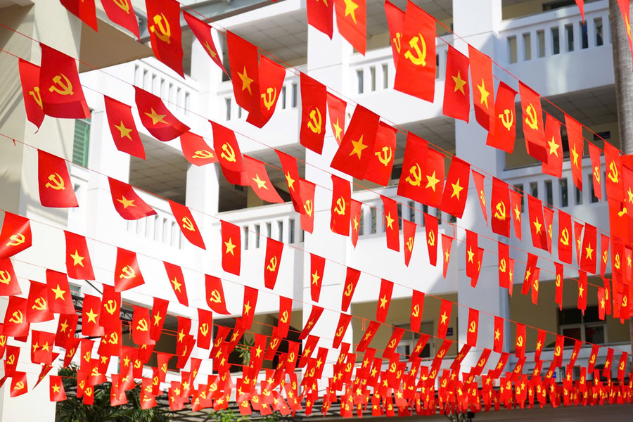 Các trường học tại TPHCM trang trí cờ hoa, chào mừng ngày kỷ niệm kỷ niệm 50 năm Ngày Giải phóng miền Nam, thống nhất đất nước. Ảnh: HCMUE khong-gian-chao-don.jpg