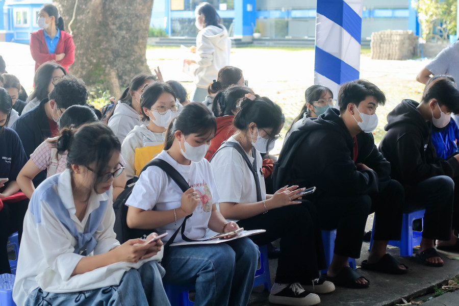 Tân MM888 Việt Nam Tải App Trường MM888 bảo mật tuyệt đối Thủ Dầu Một chờ làm thủ tục nhập học. Ảnh: TDMU img-40.jpg